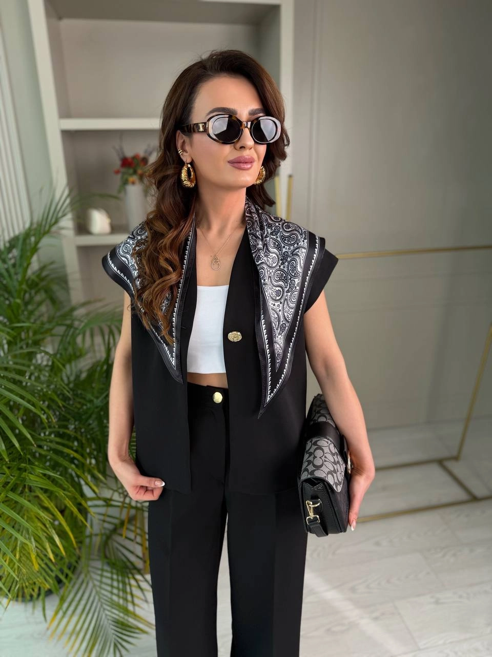 Siyah%20Fular%20Detaylı%20Atlas%20Kumaş%20Takım