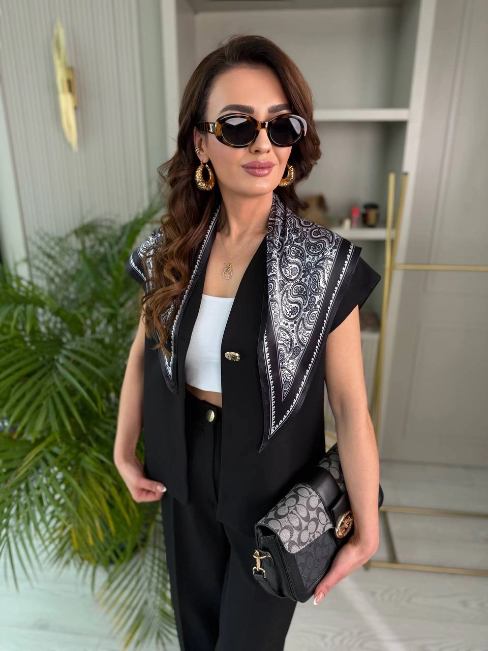 Siyah%20Fular%20Detaylı%20Atlas%20Kumaş%20Takım