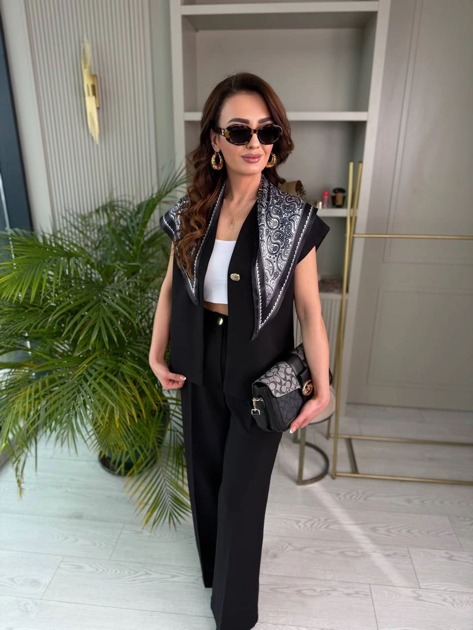 Siyah%20Fular%20Detaylı%20Atlas%20Kumaş%20Takım