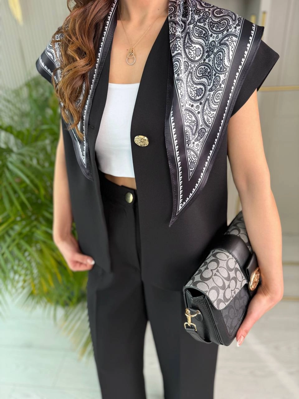 Siyah%20Fular%20Detaylı%20Atlas%20Kumaş%20Takım