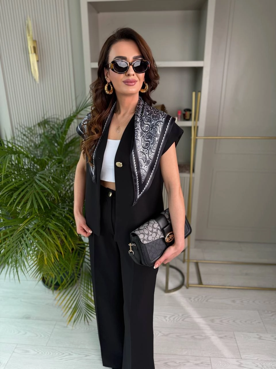 Siyah%20Fular%20Detaylı%20Atlas%20Kumaş%20Takım