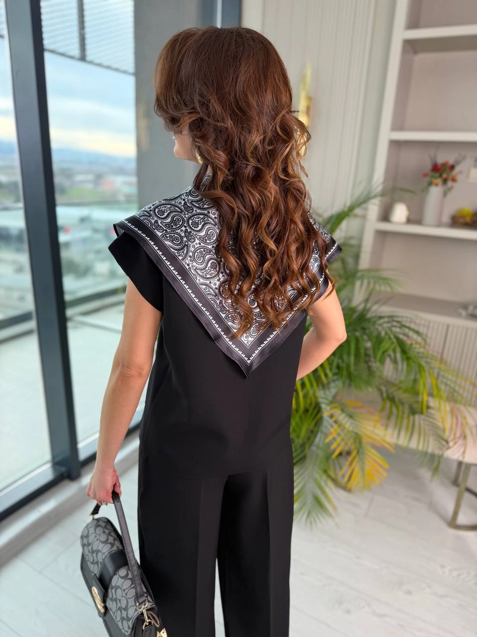 Siyah%20Fular%20Detaylı%20Atlas%20Kumaş%20Takım