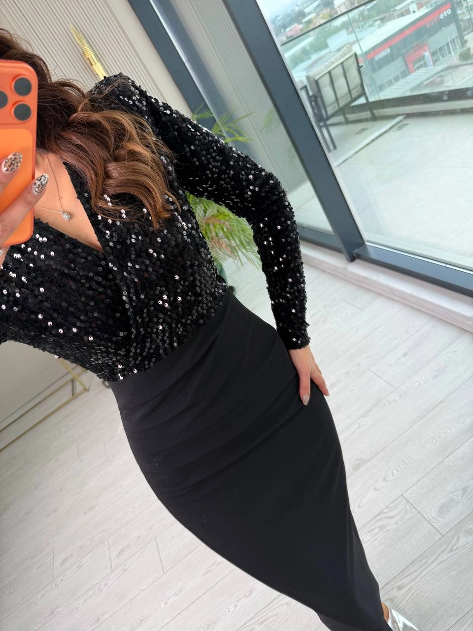 Siyah%20Üst%20Kısmı%20Payet%20Detaylı%20Elbise