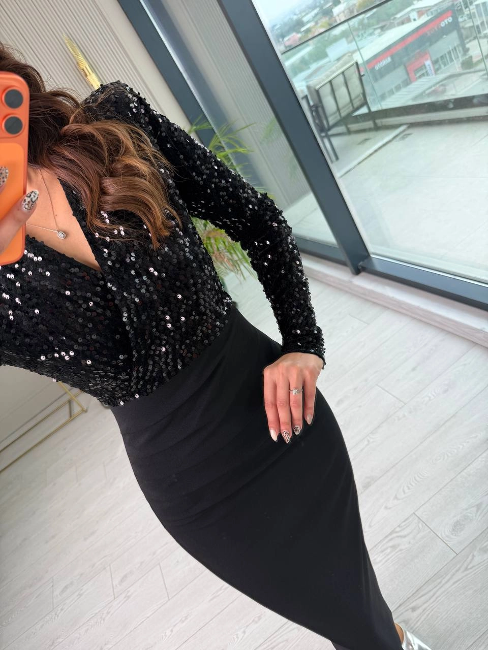 Siyah%20Üst%20Kısmı%20Payet%20Detaylı%20Elbise