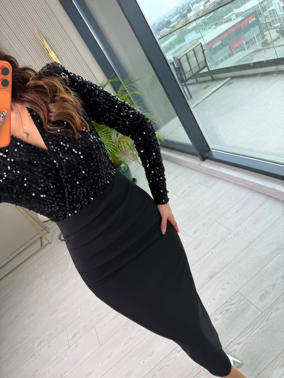 Siyah%20Üst%20Kısmı%20Payet%20Detaylı%20Elbise