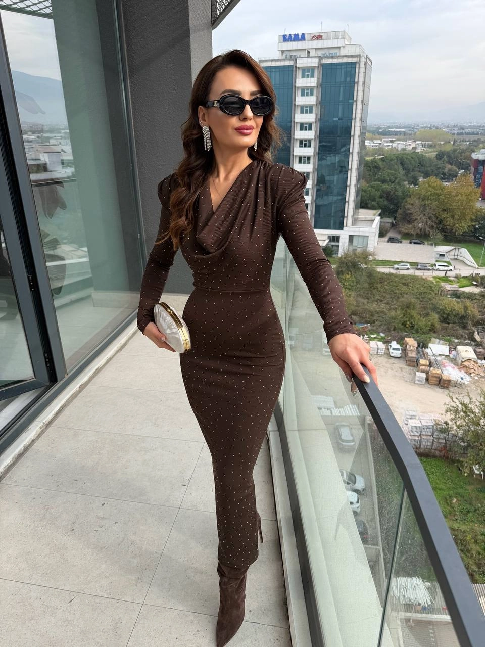 Kahverengi%20Minimal%20Taşlı%20Degaje%20Yaka%20Elbise