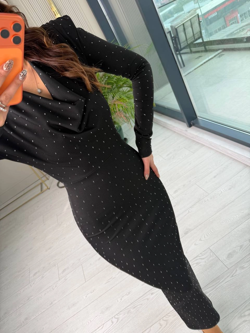 Siyah%20Minimal%20Taşlı%20Degaje%20Yaka%20Elbise