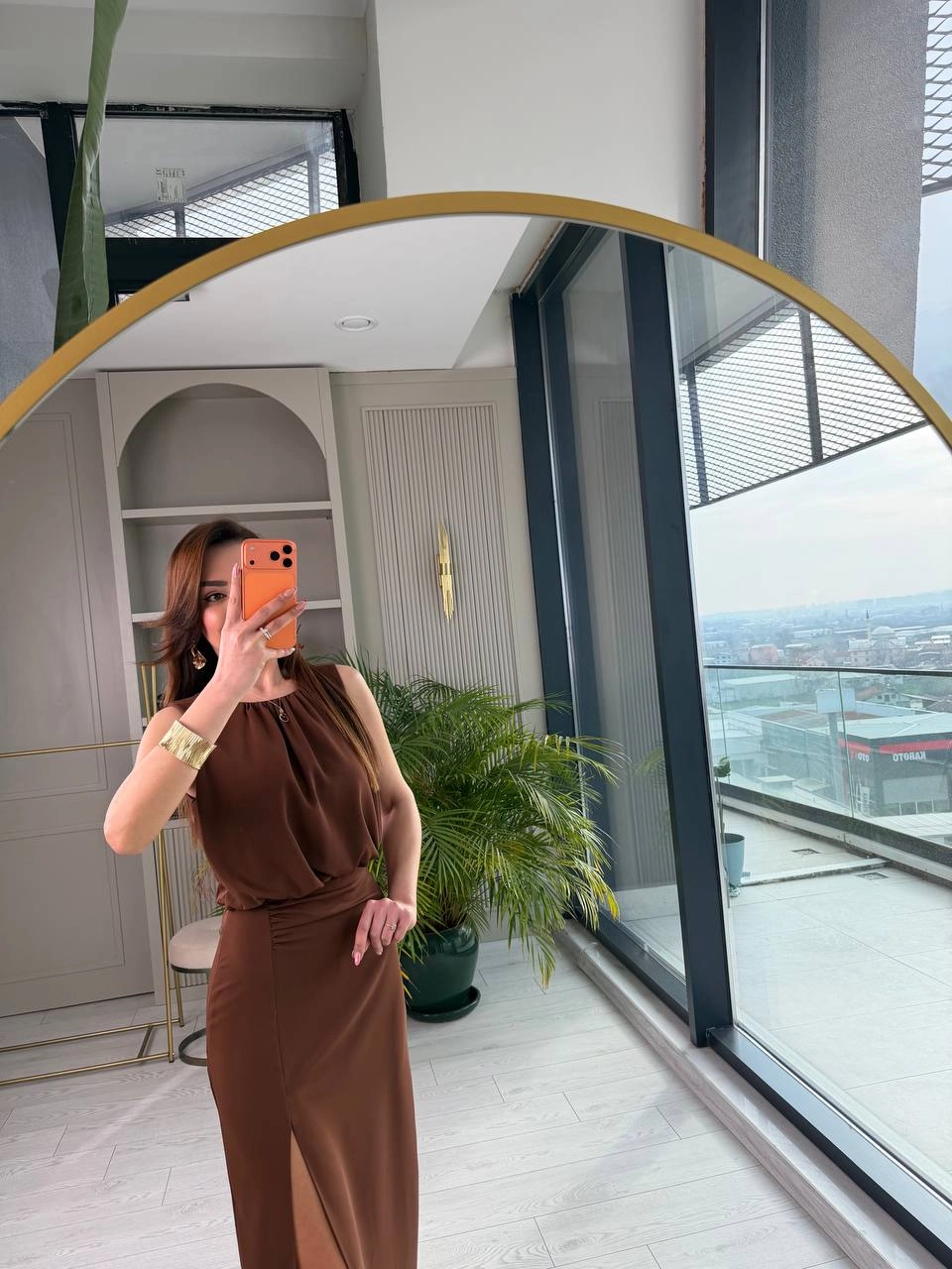 Kahverengi%20Yırtmaç%20Detaylı%20Zara%20Model%20İpekli%20Krep%20Elbise