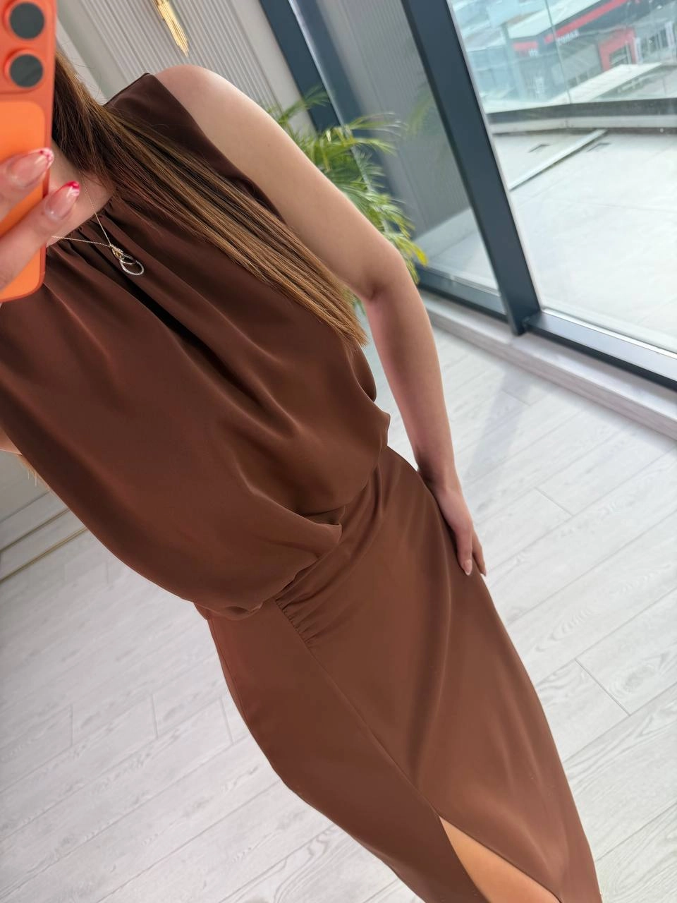 Kahverengi%20Yırtmaç%20Detaylı%20Zara%20Model%20İpekli%20Krep%20Elbise