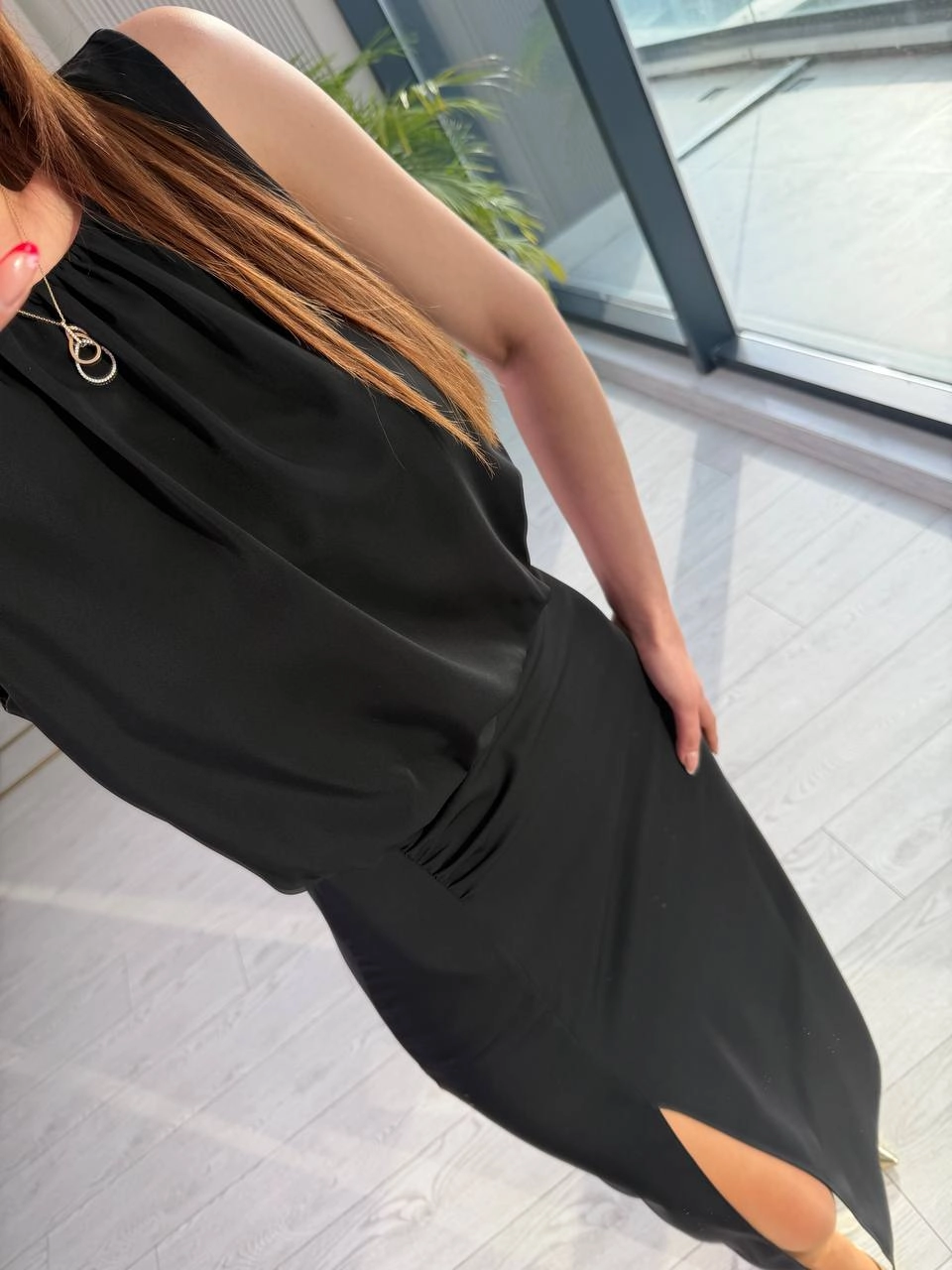Siyah%20Yırtmaç%20Detaylı%20Zara%20Model%20İpekli%20Krep%20Elbise