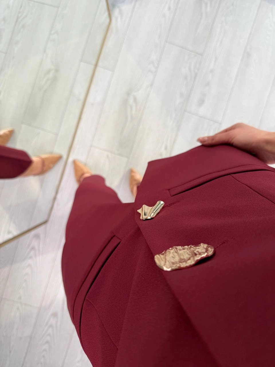 Bordo%20Gold%20Düğme%20Detaylı%20Atlas%20Kumaş%20Takım