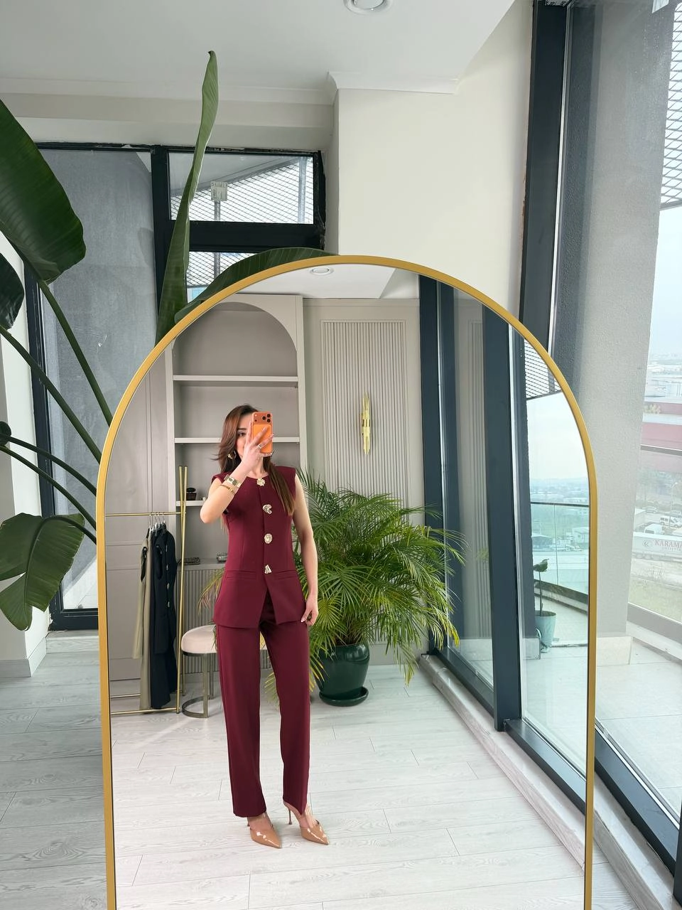 Bordo%20Gold%20Düğme%20Detaylı%20Atlas%20Kumaş%20Takım