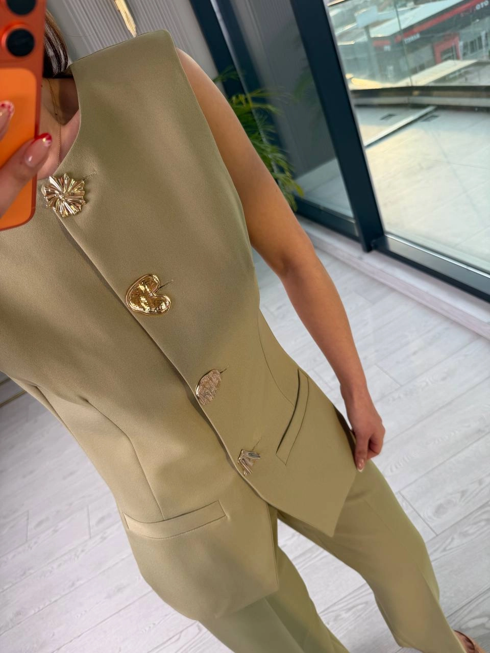 Yeşil%20Gold%20Düğme%20Detaylı%20Atlas%20Kumaş%20Takım