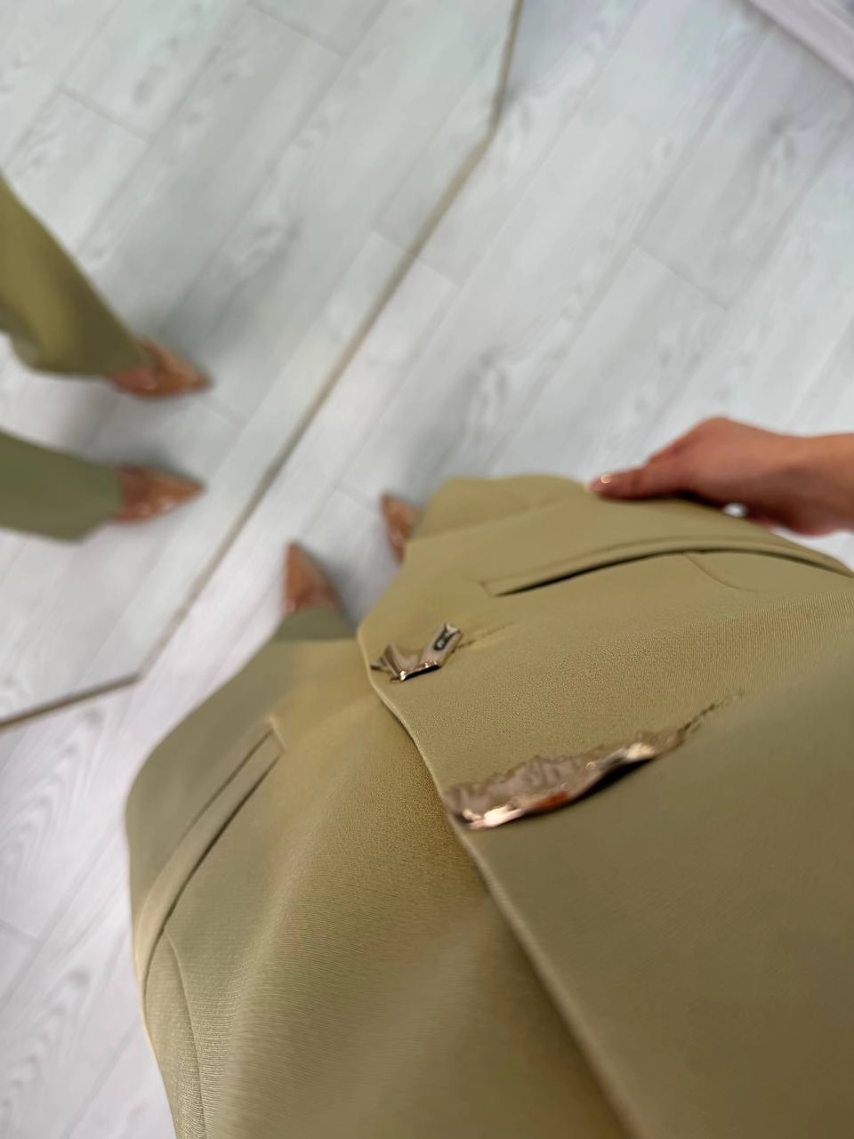 Yeşil%20Gold%20Düğme%20Detaylı%20Atlas%20Kumaş%20Takım