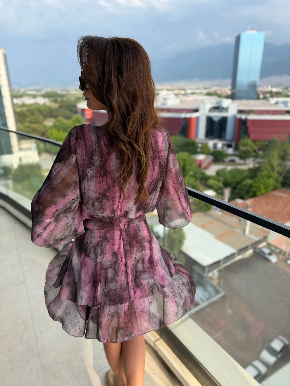 Pembe%20Desenli%20Eteği%20Katlı%20Astarlı%20Şifon%20Elbise