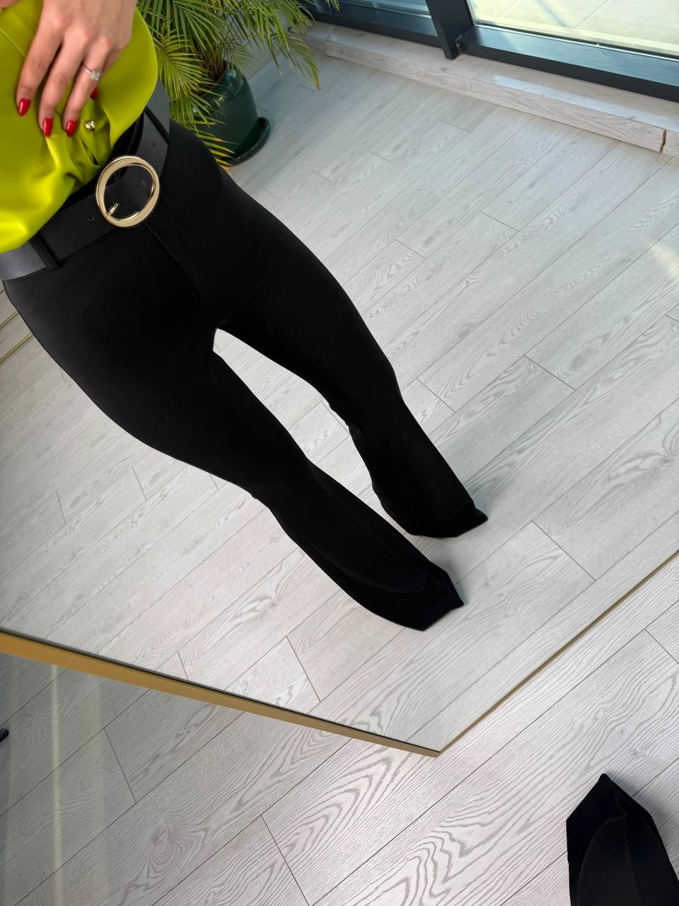 Siyah%20Kemer%20Detaylı%20Toparlayıcı%20İspanyol%20Paça%20Pantolon