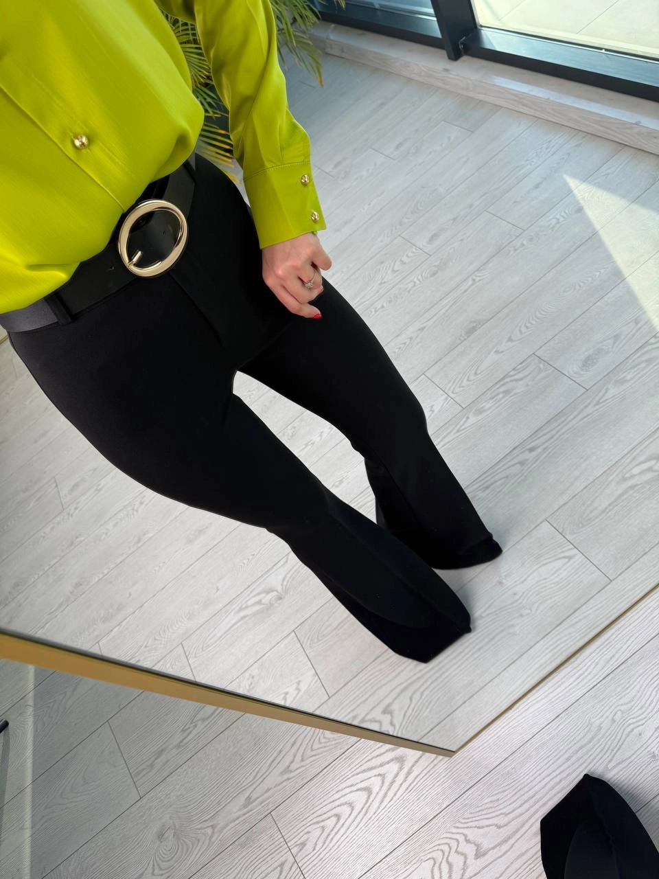 Siyah%20Kemer%20Detaylı%20Toparlayıcı%20İspanyol%20Paça%20Pantolon