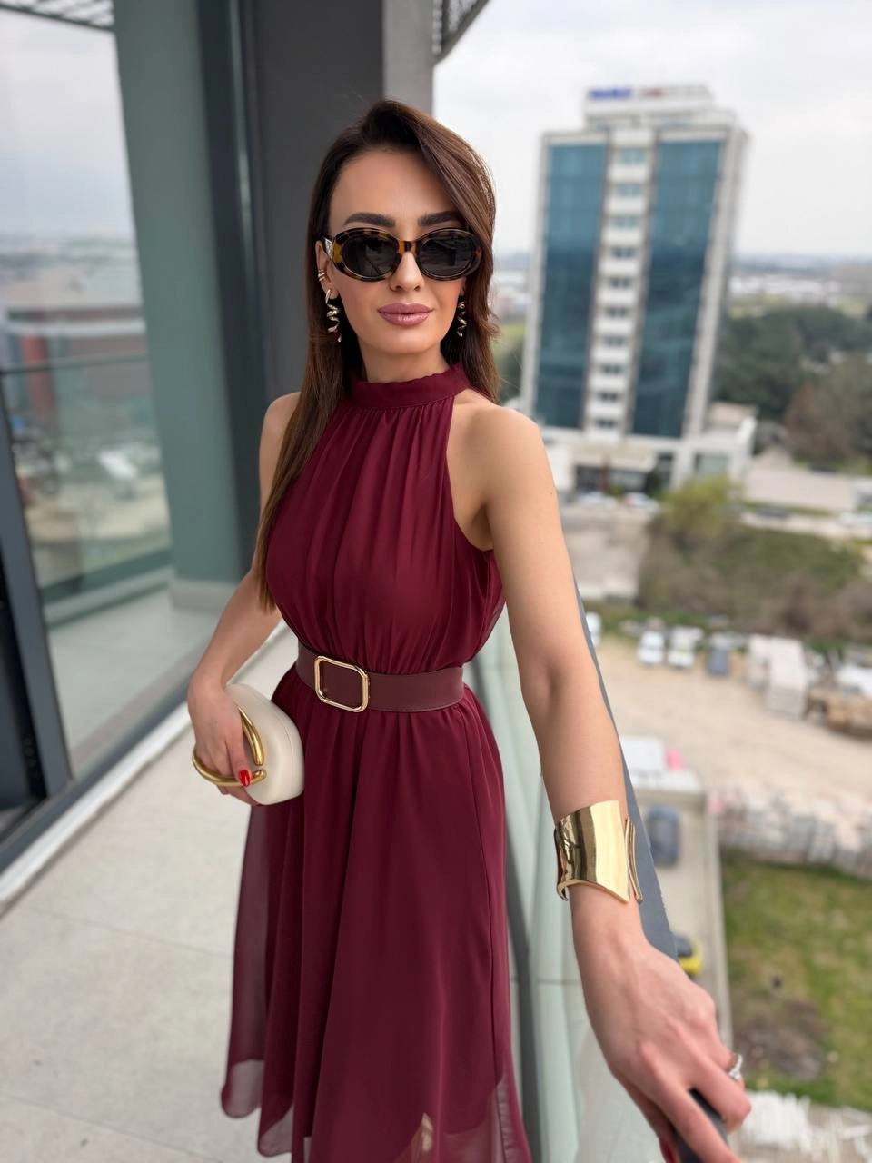 Bordo%20Kemerli%20Halter%20Yaka%20Astarlı%20Şifon%20Elbise