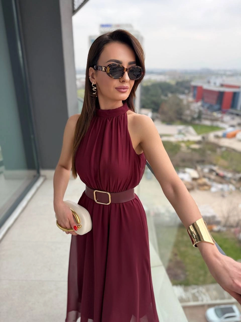 Bordo%20Kemerli%20Halter%20Yaka%20Astarlı%20Şifon%20Elbise