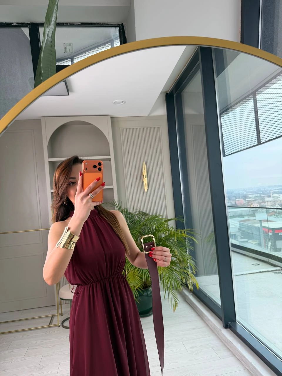 Kahverengi%20Kemerli%20Halter%20Yaka%20Astarlı%20Şifon%20Elbise