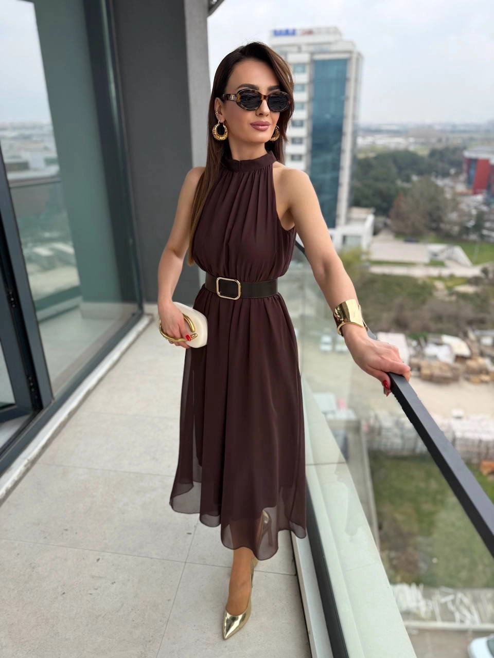 Kahverengi%20Kemerli%20Halter%20Yaka%20Astarlı%20Şifon%20Elbise