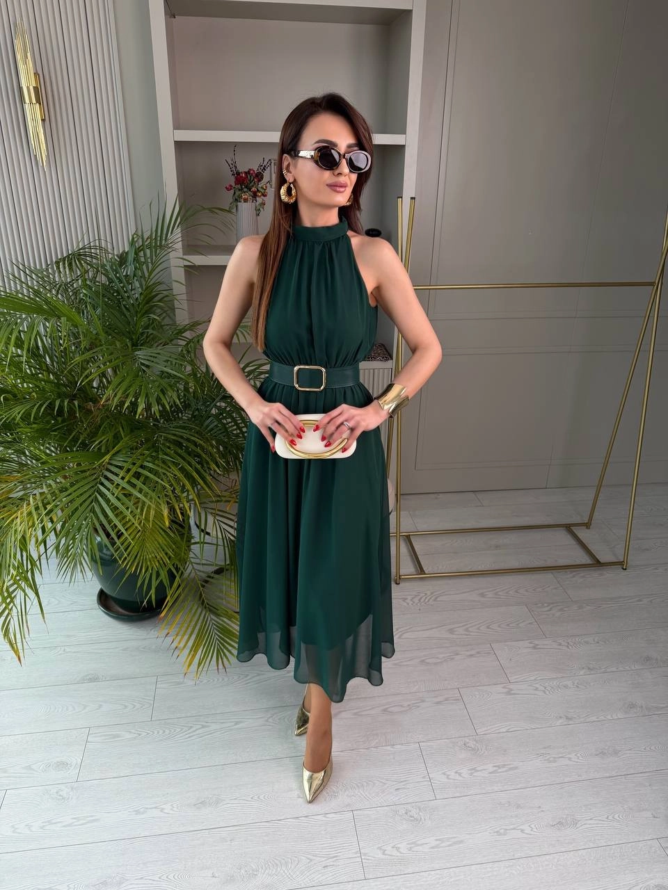 Zümrüt%20Yeşili%20Kemerli%20Halter%20Yaka%20Astarlı%20Şifon%20Elbise