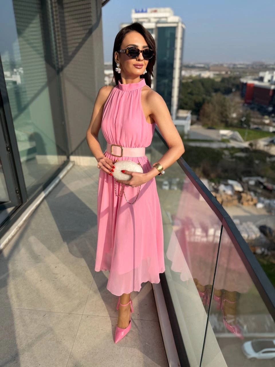 Barbie%20Pembe%20Kemerli%20Halter%20Yaka%20Astarlı%20Şifon%20Elbise