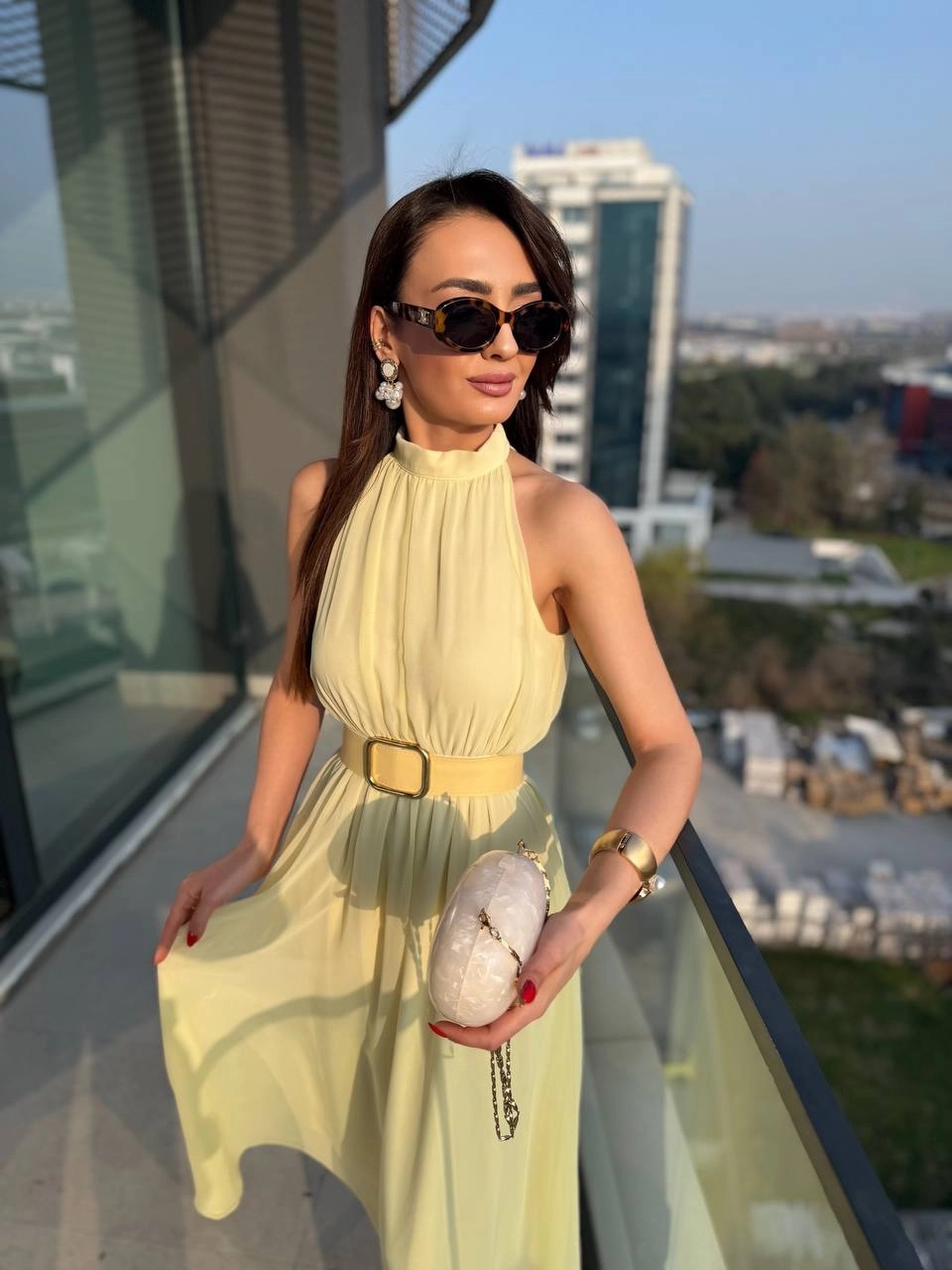 Sarı%20Kemerli%20Halter%20Yaka%20Astarlı%20Şifon%20Elbise