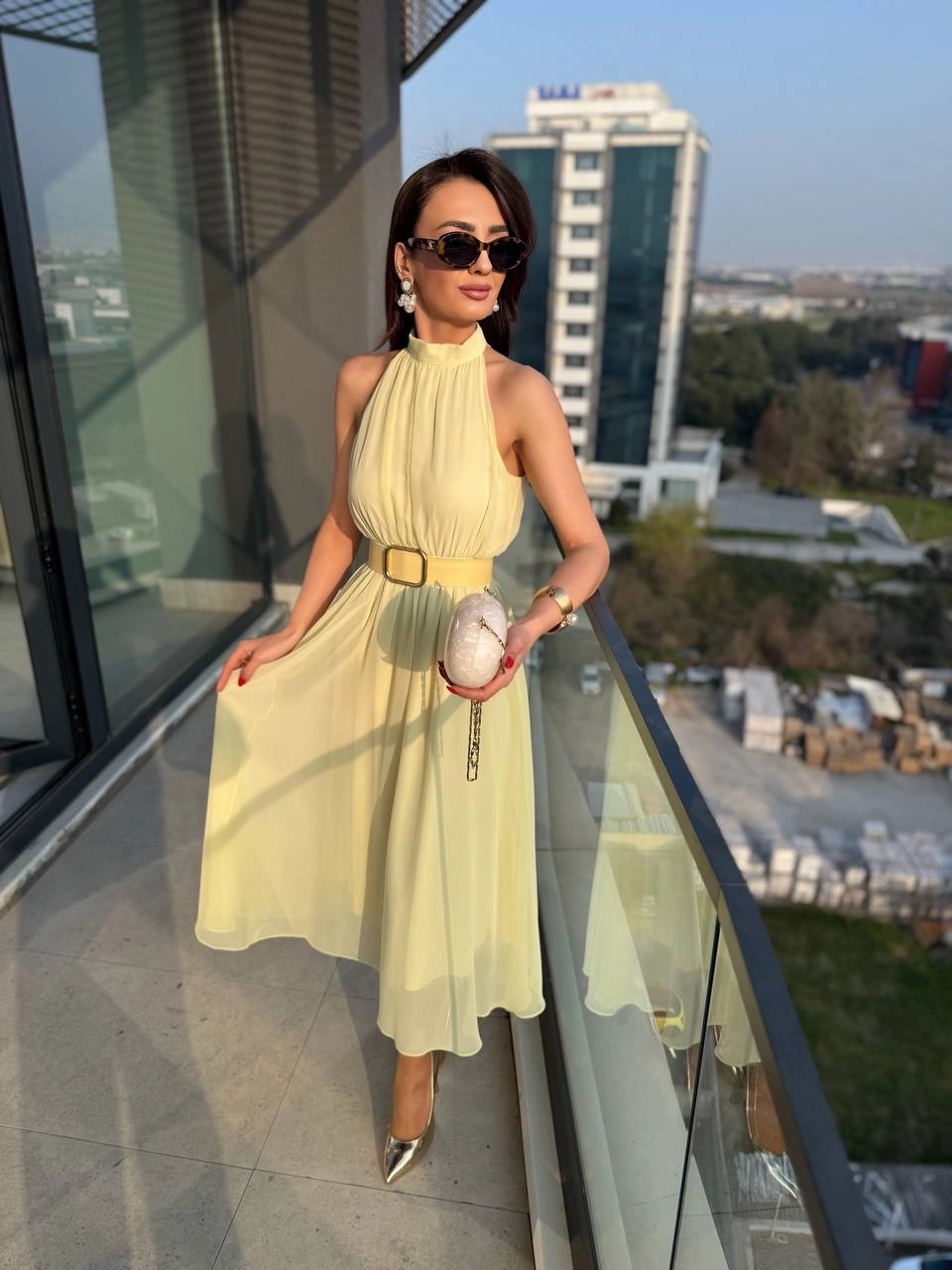 Sarı%20Kemerli%20Halter%20Yaka%20Astarlı%20Şifon%20Elbise