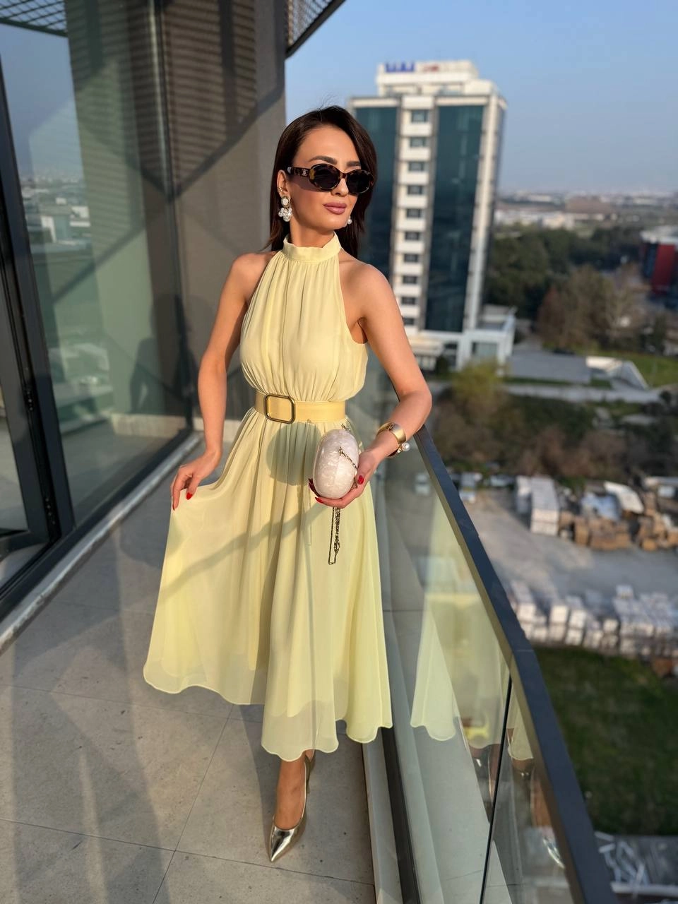 Sarı%20Kemerli%20Halter%20Yaka%20Astarlı%20Şifon%20Elbise