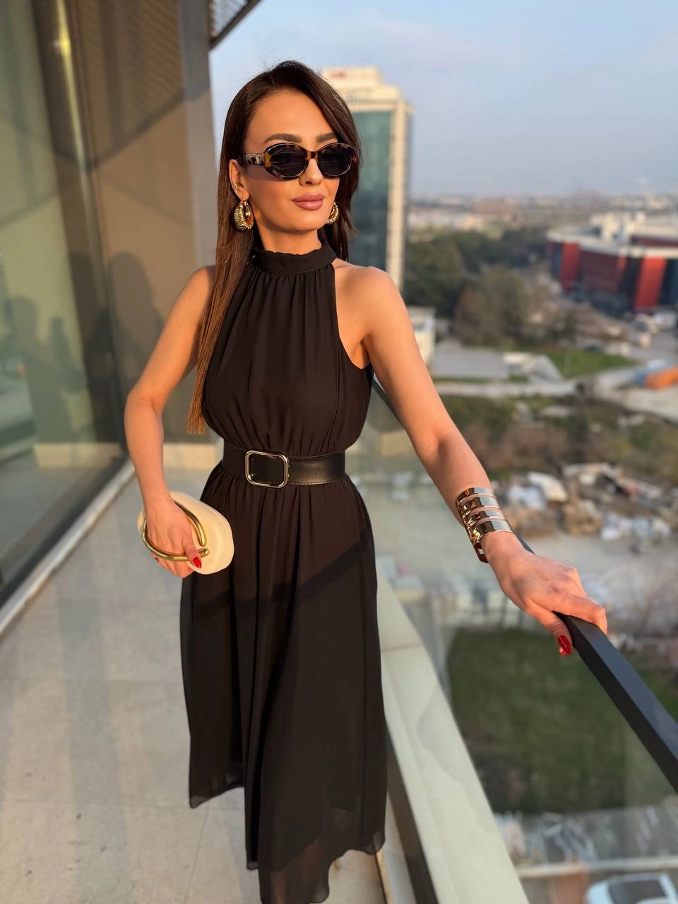 Siyah%20Kemerli%20Halter%20Yaka%20Astarlı%20Şifon%20Elbise