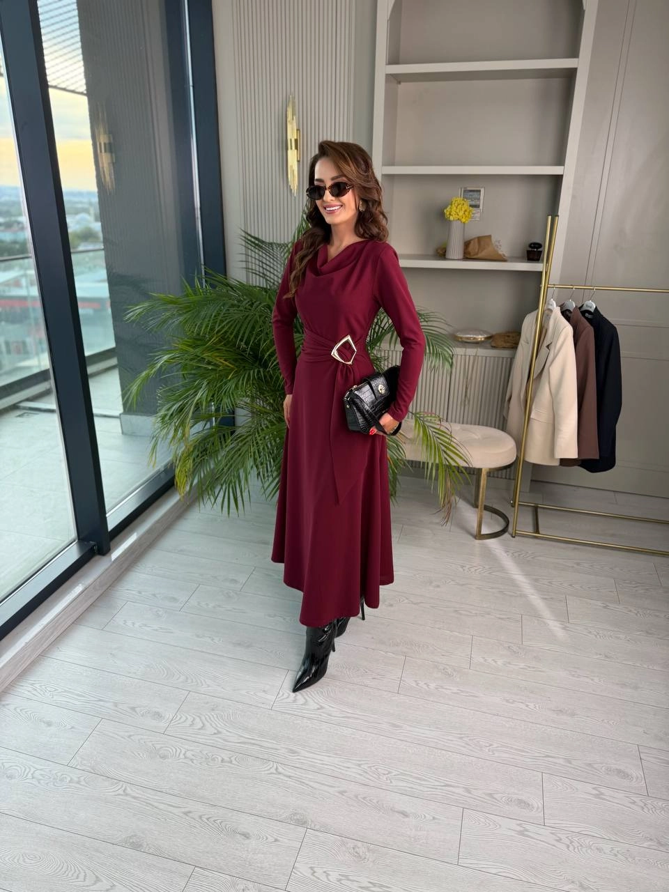 Bordo%20Degaje%20Yaka%20Bel%20Detay%20Krep%20Kumaş%20Elbise