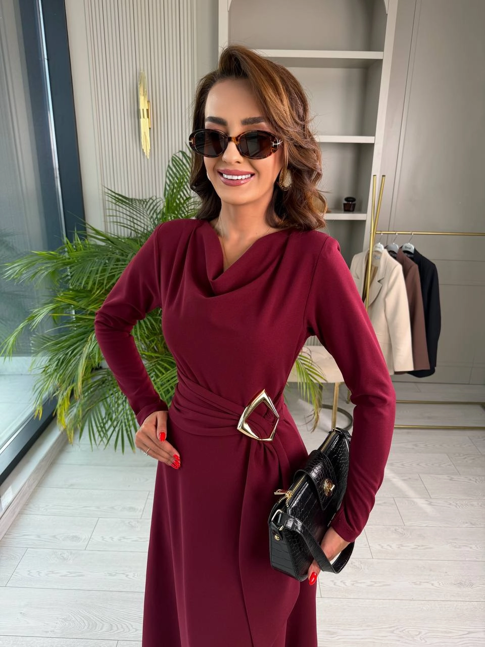 Bordo%20Degaje%20Yaka%20Bel%20Detay%20Krep%20Kumaş%20Elbise