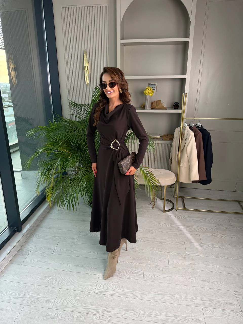 Kahverengi%20Degaje%20Yaka%20Bel%20Detay%20Krep%20Kumaş%20Elbise