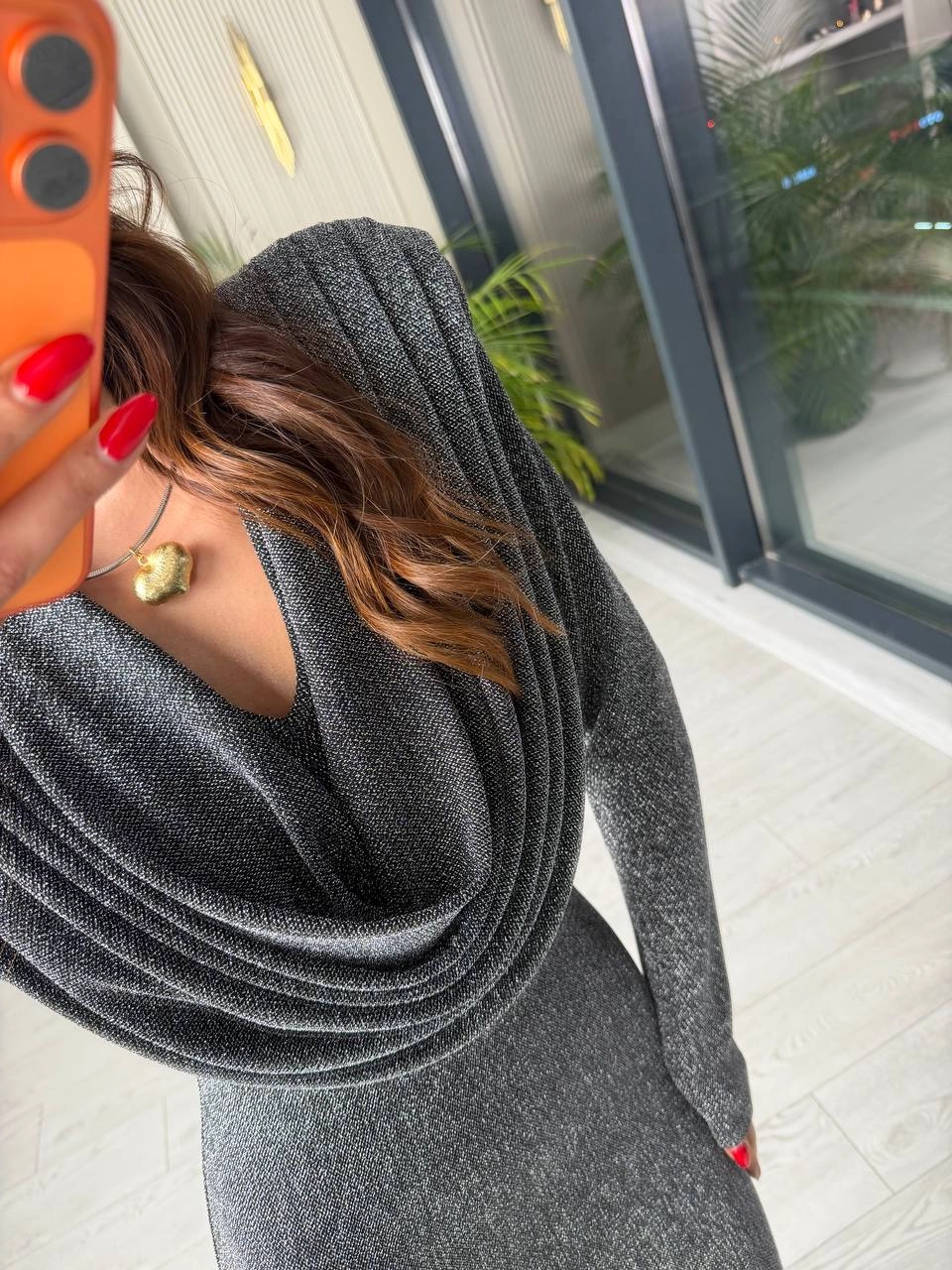 Gümüş%20Gri%20Degaje%20Yaka%20Likralı%20İthal%20Işıltılı%20Kumaş%20Elbise