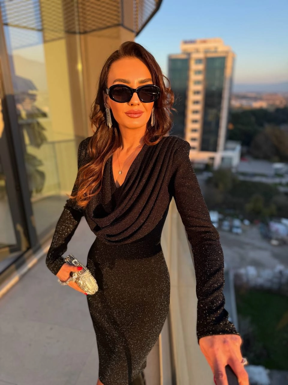 Siyah%20Degaje%20Yaka%20Likralı%20İthal%20Işıltılı%20Kumaş%20Elbise