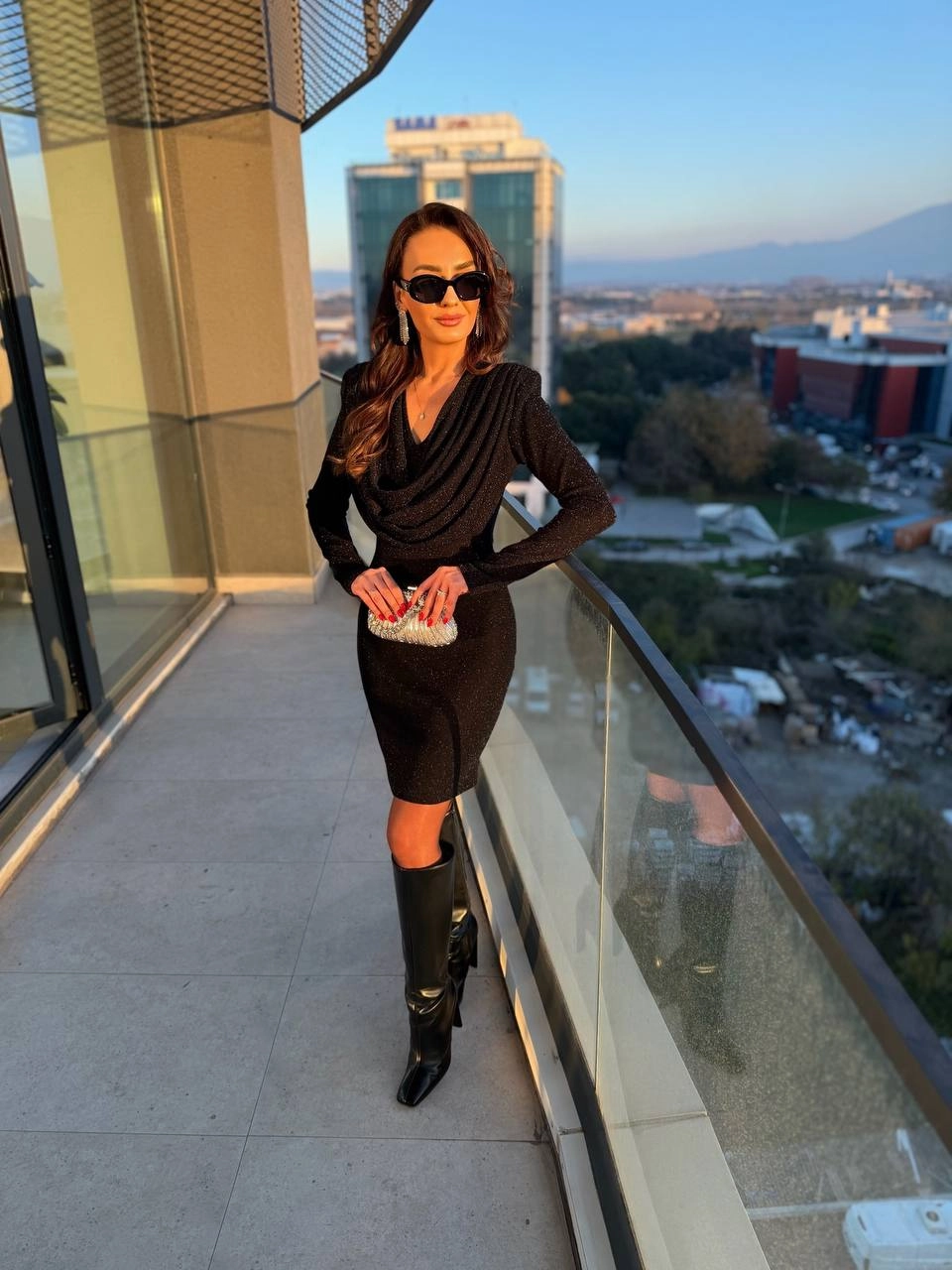 Siyah%20Degaje%20Yaka%20Likralı%20İthal%20Işıltılı%20Kumaş%20Elbise