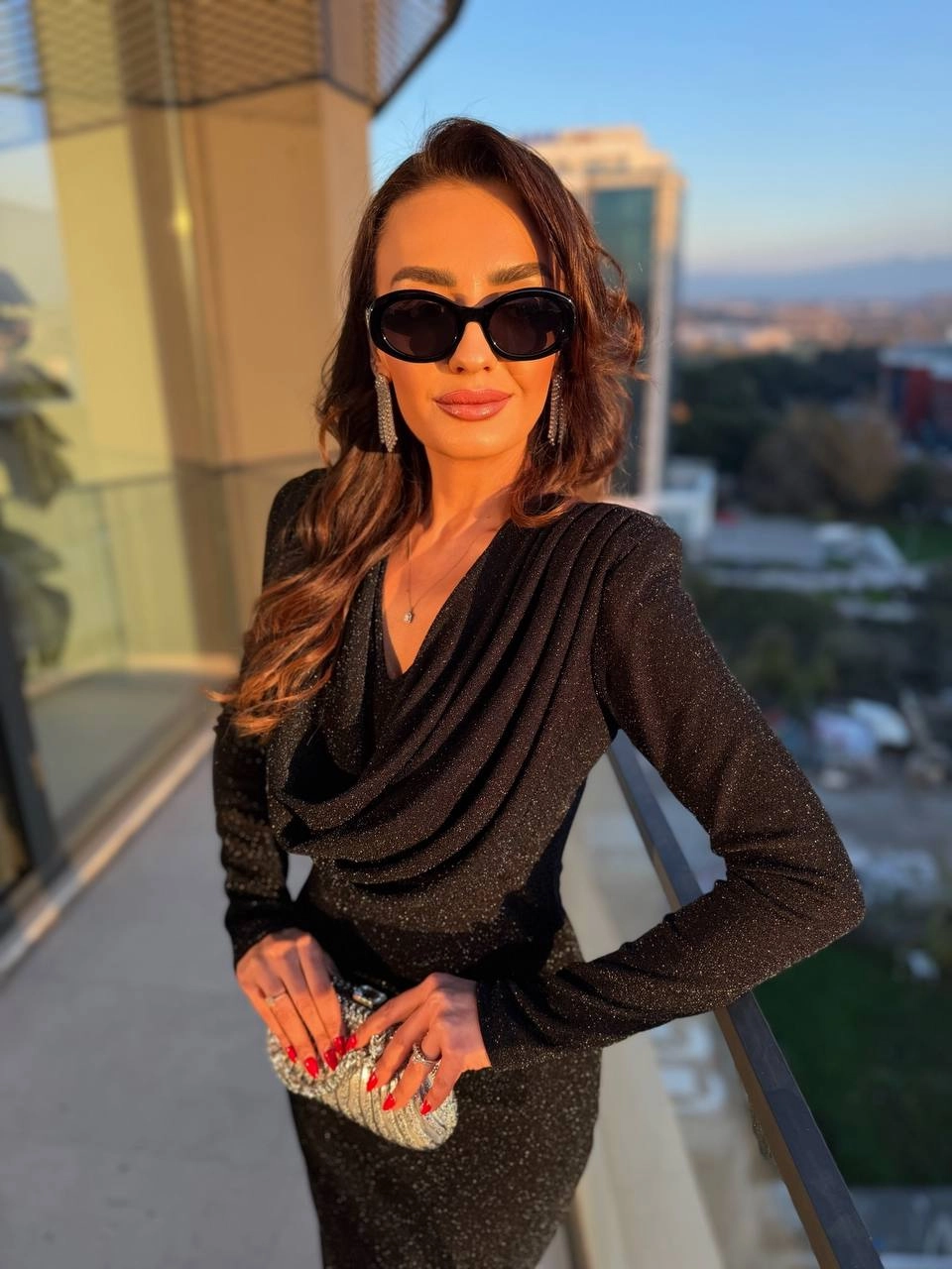 Siyah%20Degaje%20Yaka%20Likralı%20İthal%20Işıltılı%20Kumaş%20Elbise