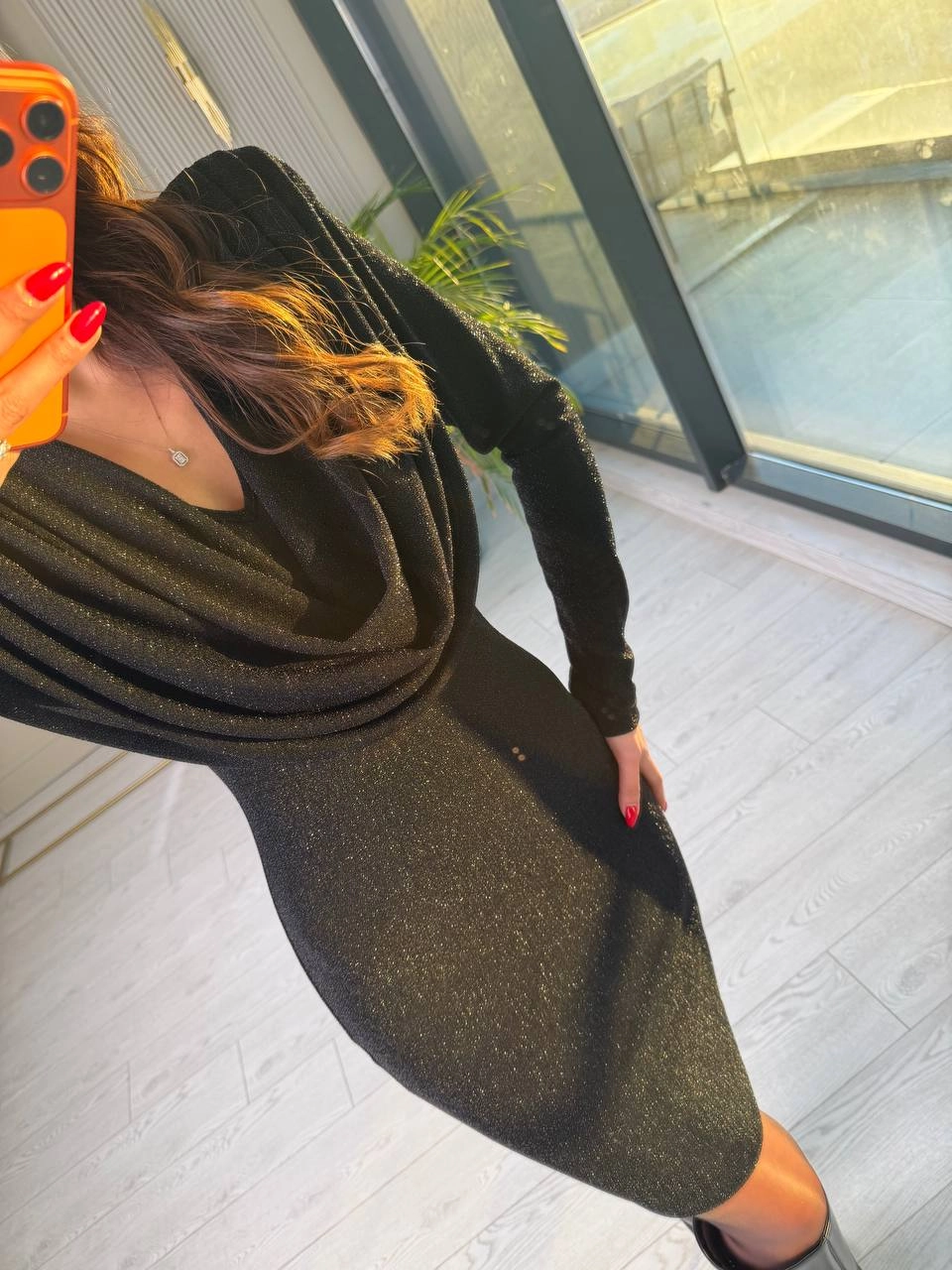 Siyah%20Degaje%20Yaka%20Likralı%20İthal%20Işıltılı%20Kumaş%20Elbise