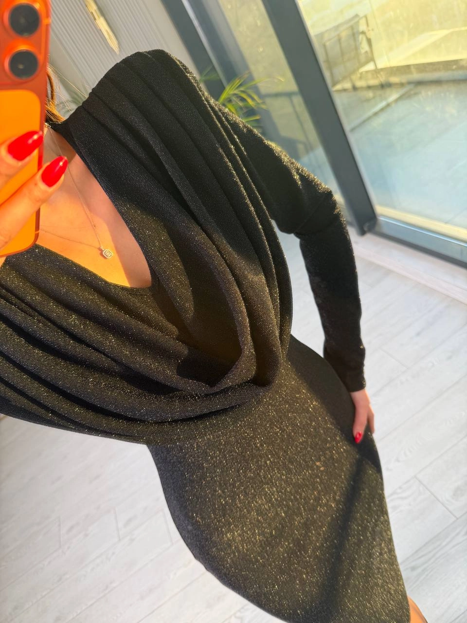 Siyah%20Degaje%20Yaka%20Likralı%20İthal%20Işıltılı%20Kumaş%20Elbise