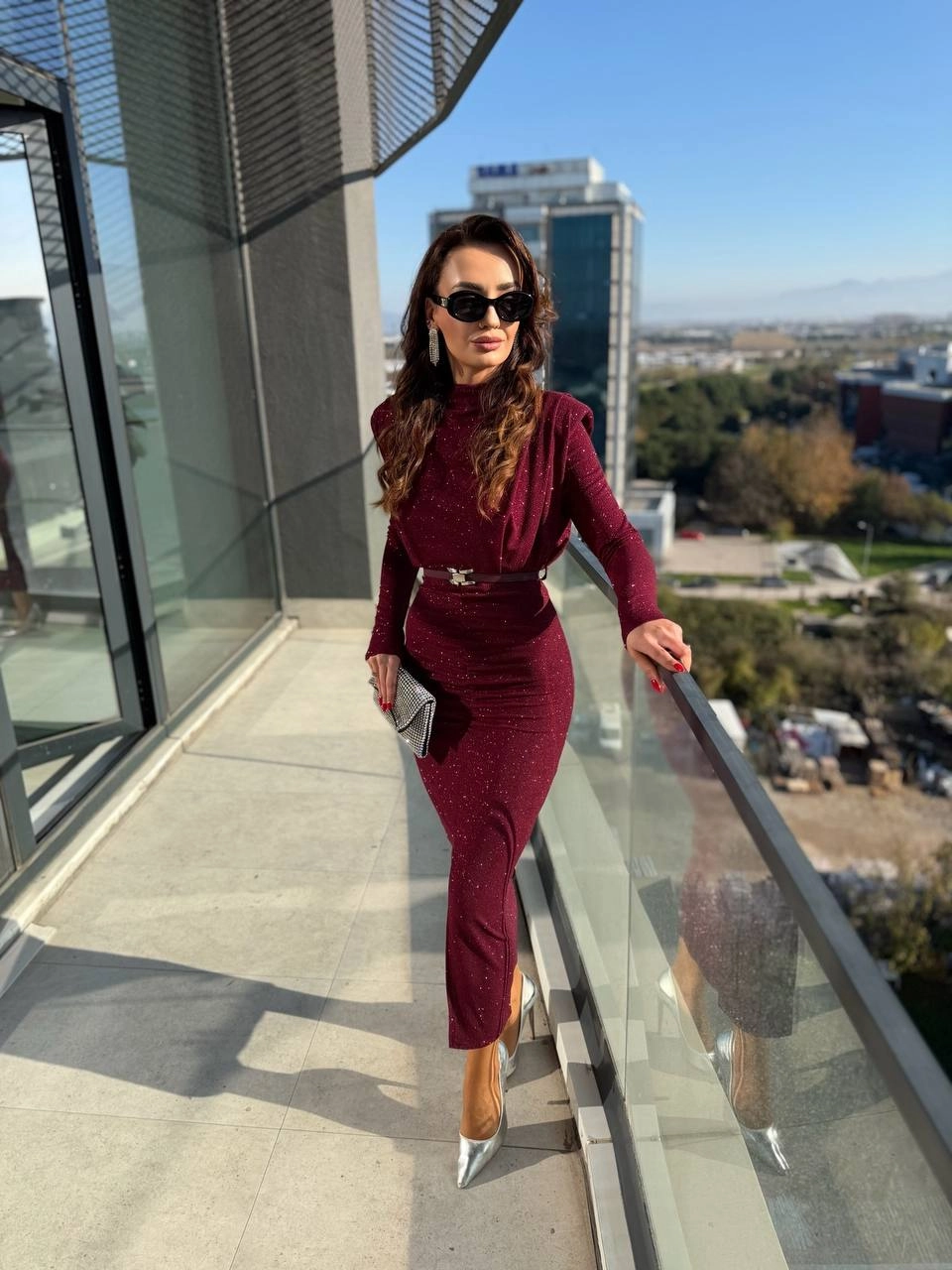 Bordo%20Kemerli%20Drape%20Detay%20Astarlı%20Parıltılı%20Elbise