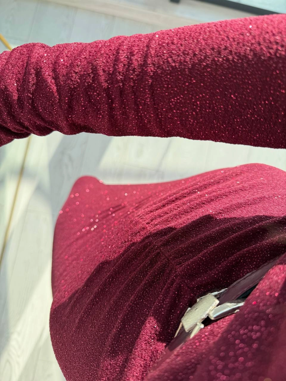 Bordo%20Kemerli%20Drape%20Detay%20Astarlı%20Parıltılı%20Elbise