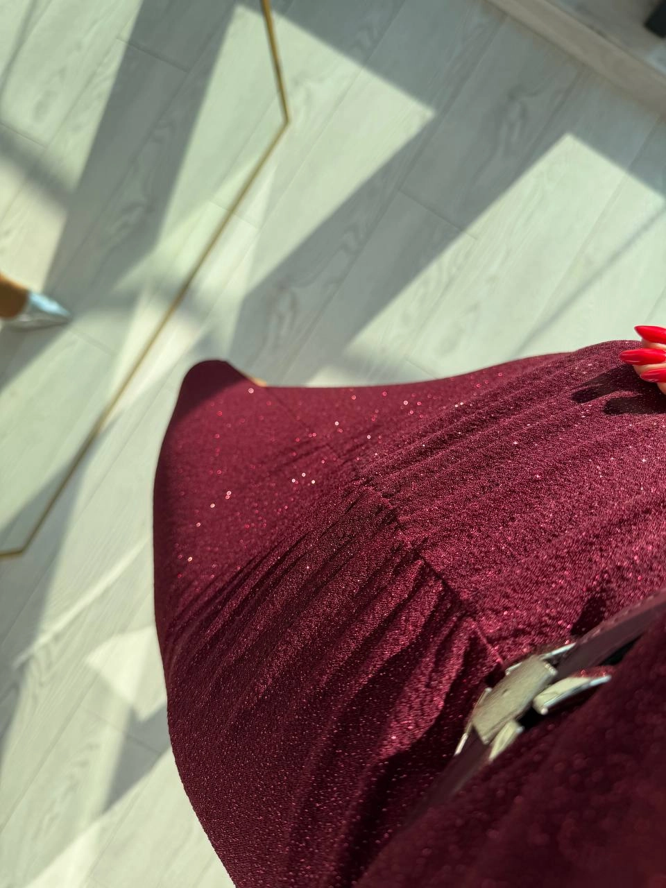 Bordo%20Kemerli%20Drape%20Detay%20Astarlı%20Parıltılı%20Elbise