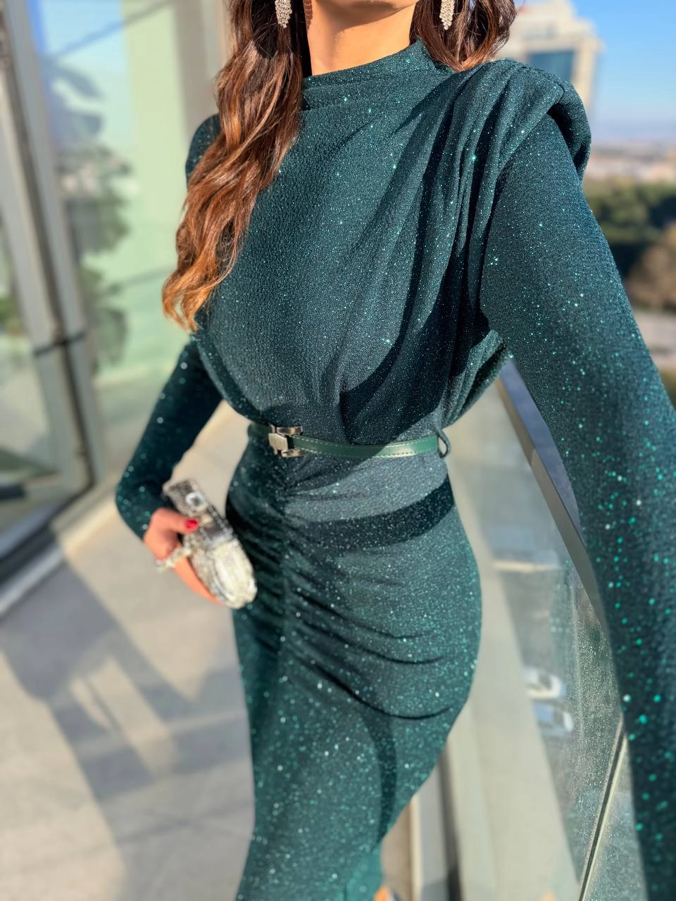 Zümrüt%20Yeşili%20Kemerli%20Drape%20Detay%20Astarlı%20Parıltılı%20Elbise