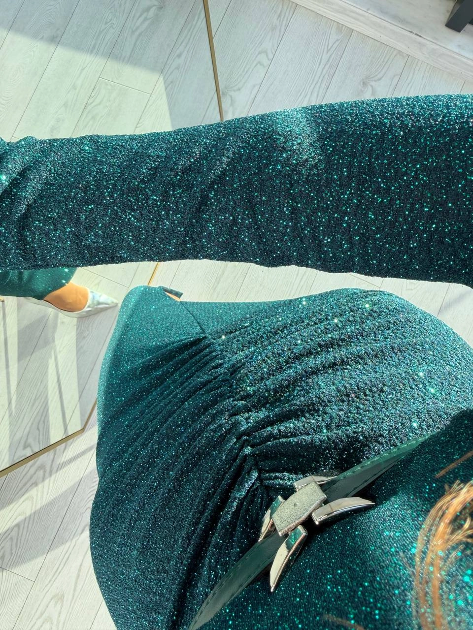 Zümrüt%20Yeşili%20Kemerli%20Drape%20Detay%20Astarlı%20Parıltılı%20Elbise