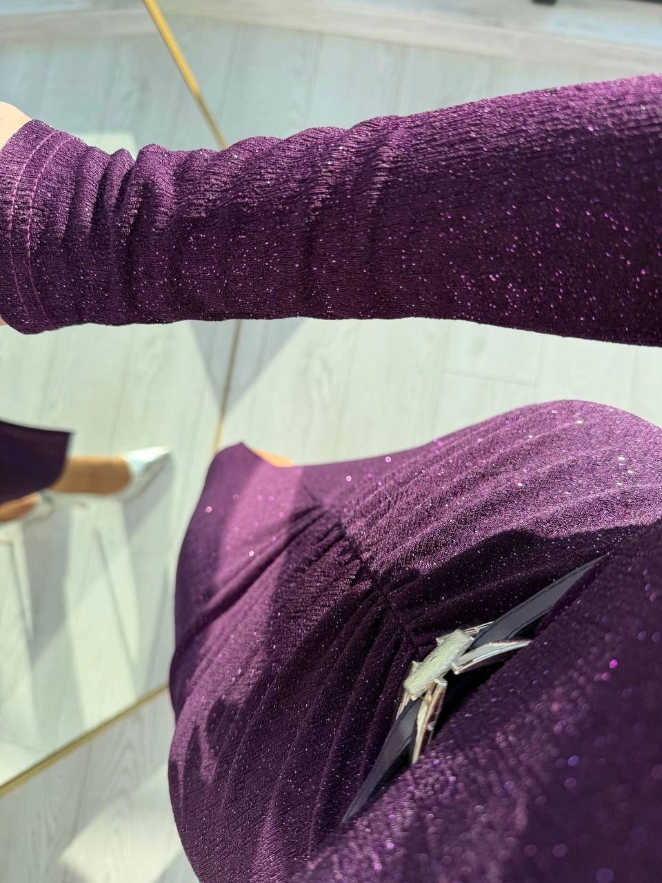 Mürdüm%20Kemerli%20Drape%20Detay%20Astarlı%20Parıltılı%20Elbise