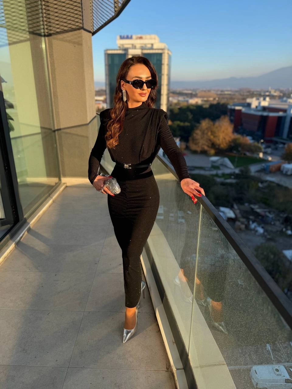 Siyah%20Kemerli%20Drape%20Detay%20Astarlı%20Parıltılı%20Elbise