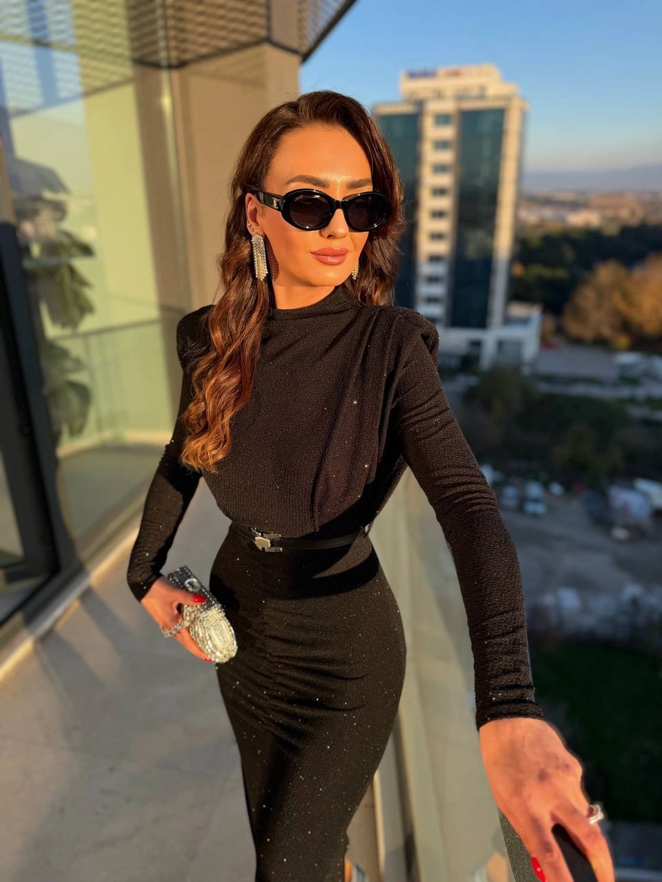 Siyah%20Kemerli%20Drape%20Detay%20Astarlı%20Parıltılı%20Elbise