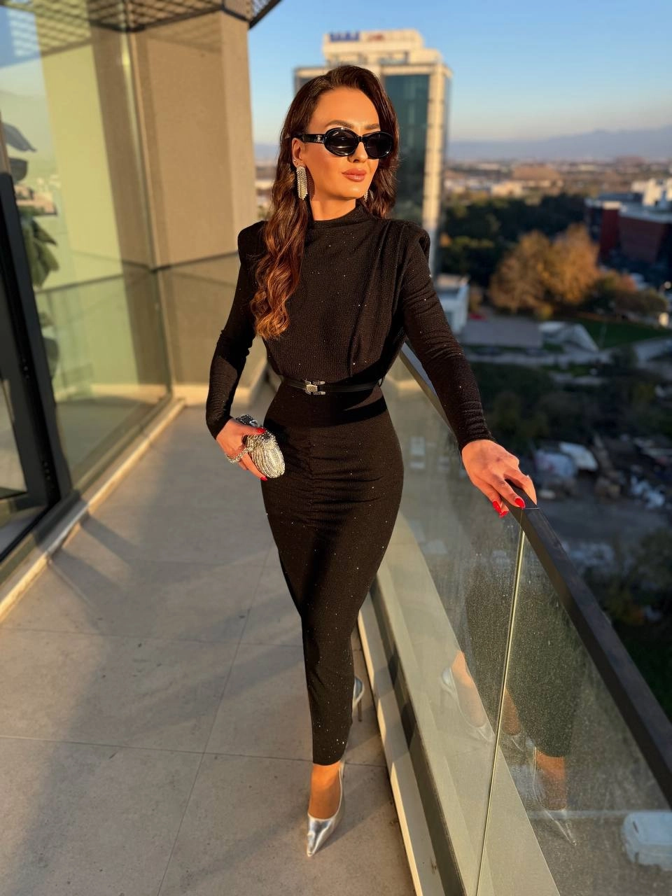 Siyah%20Kemerli%20Drape%20Detay%20Astarlı%20Parıltılı%20Elbise