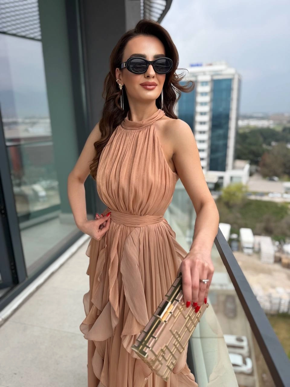 Tasarım%20Gold%20Bej%20Astarlı%20Halter%20Yaka%20İpekli%20Kumaş%20Elbise